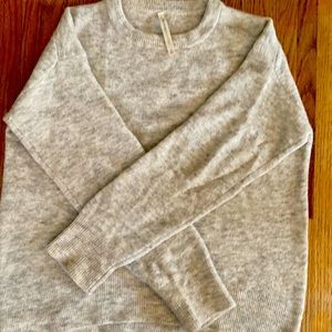 Aritzia Babaton sweater size medium